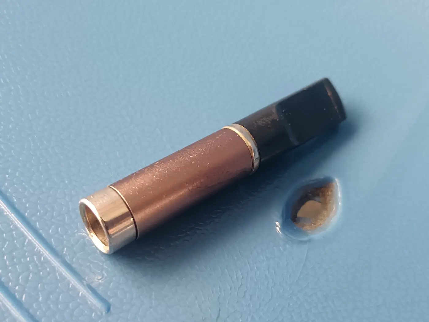 Geöffnete Einweg Vape zur Prüfung von Verarbeitung und Produktqualität