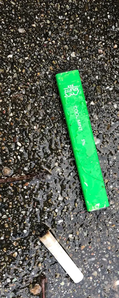 Gebrauchte Einweg Vape als Beispiel für richtige Rückgabe und Entsorgung